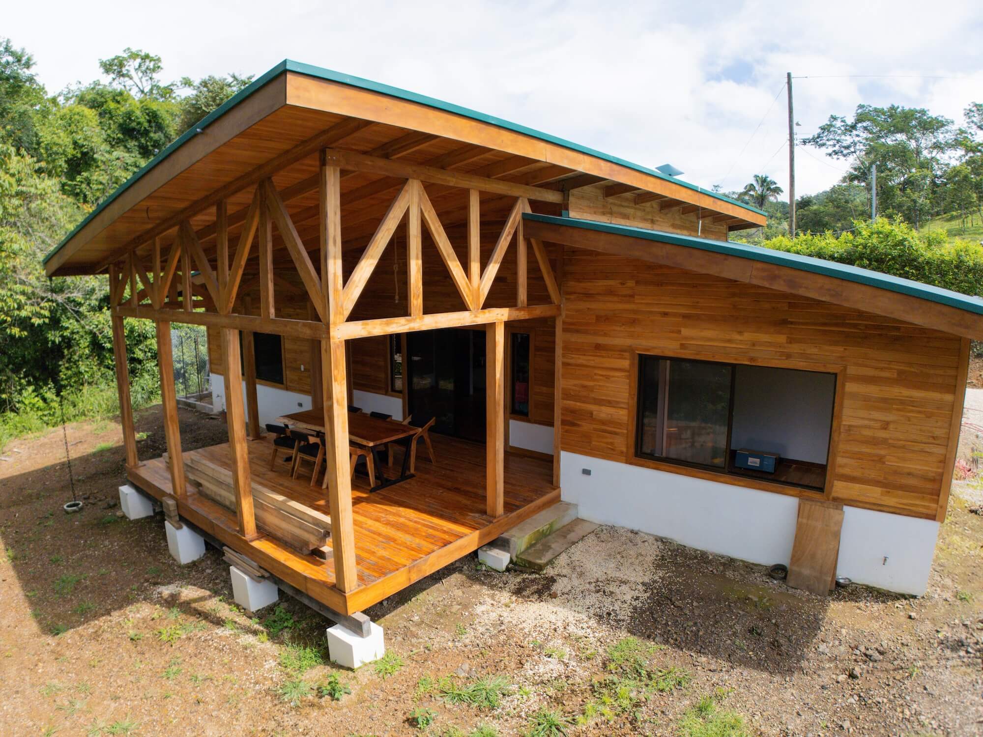 Fertiges Holzhaus mit überdachter Terrasse und Edelholzfassade in Costa Rica