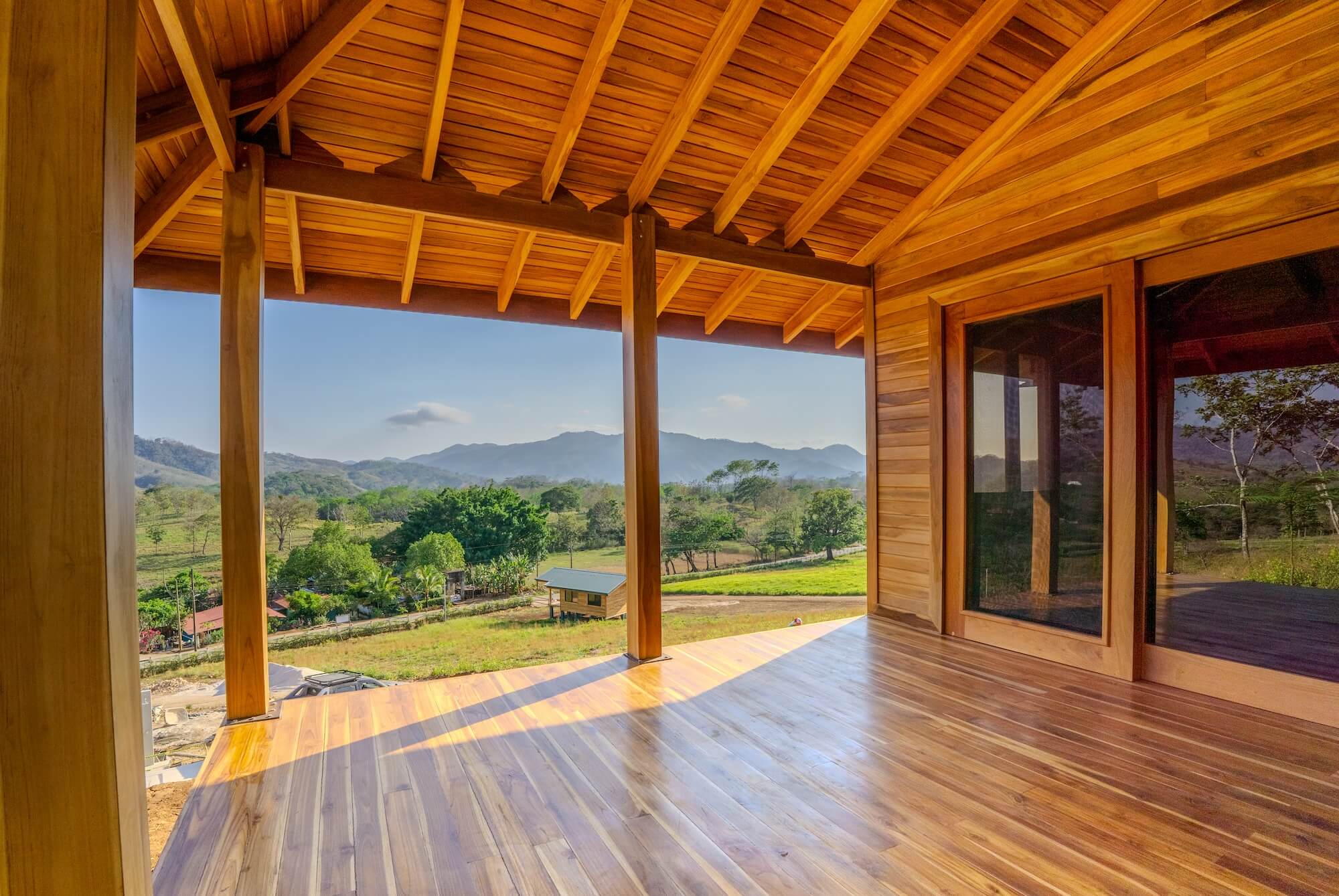 Überdachte Holzterrasse mit Panorama-Bergblick in Costa Rica