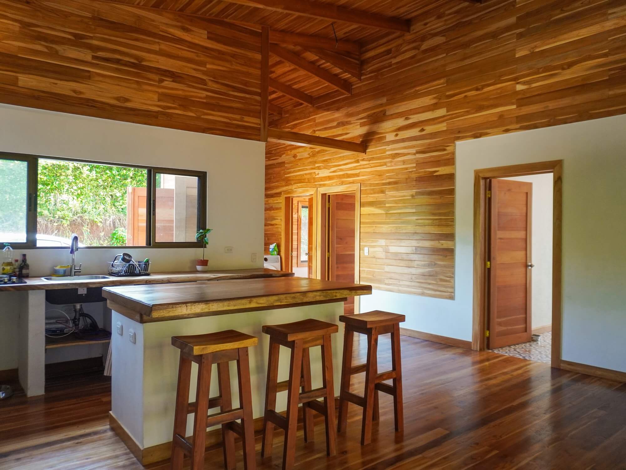 Innenraum Holzhaus Costa Rica mit Edelholzdecke, Bartheke und Holzboden
