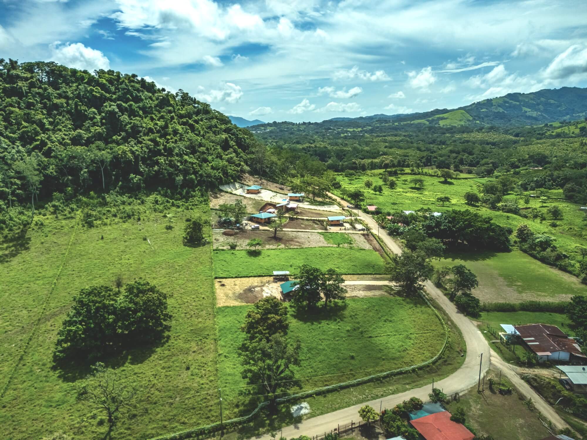 Drohnenaufnahme Immobilien Areal Hojancha Costa Rica mit mehreren Holzhäusern