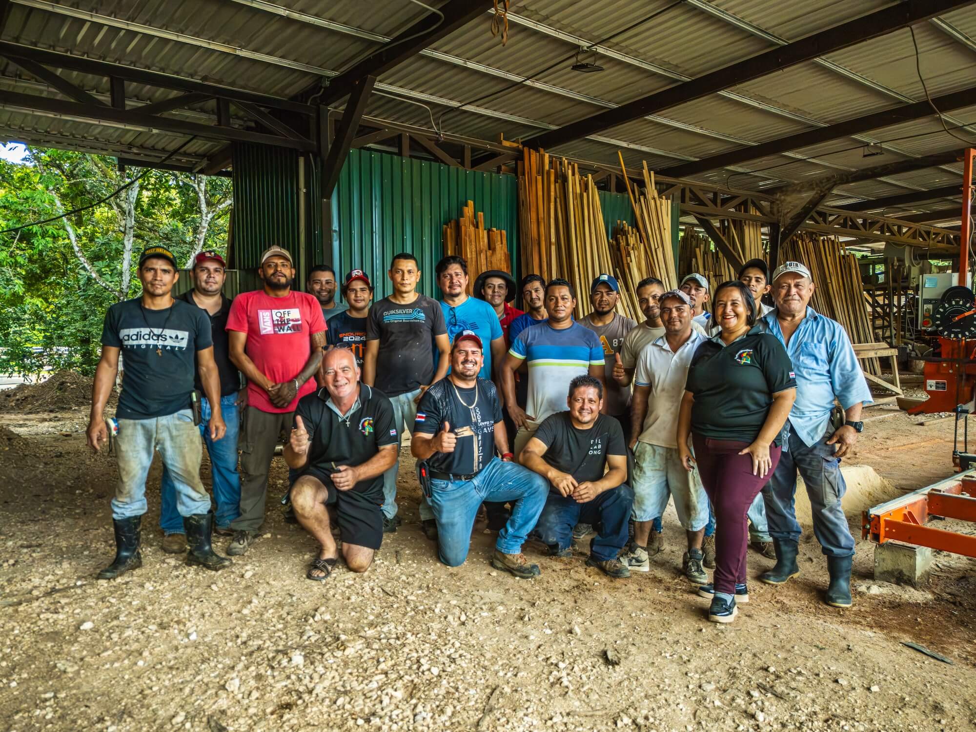 YourPieceOfParadise Team mit Thomas und Javier vor dem eigenen Sägewerk in Costa Rica