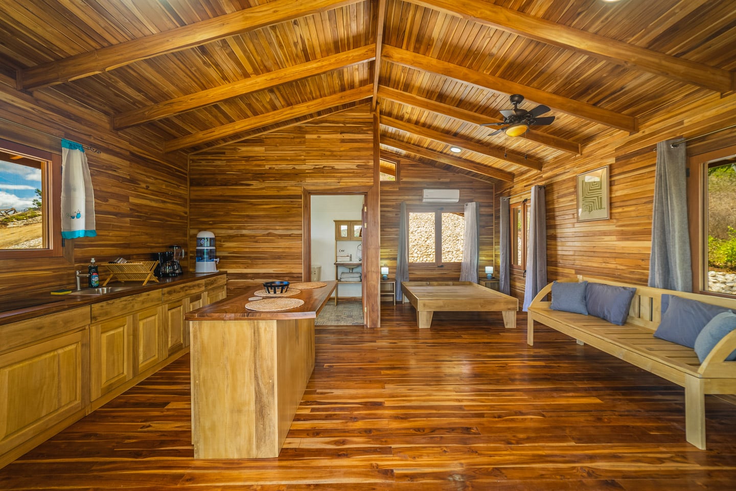 Wohnbereich eines vermieteten Ferienhauses in Costa Rica mit Holzinterieur